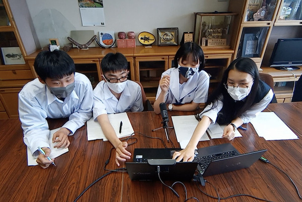 高校生がアバターロボット「ugo R」を愛知県から遠隔操作してインターン　都内のオフィスで英会話をしながら職業体験