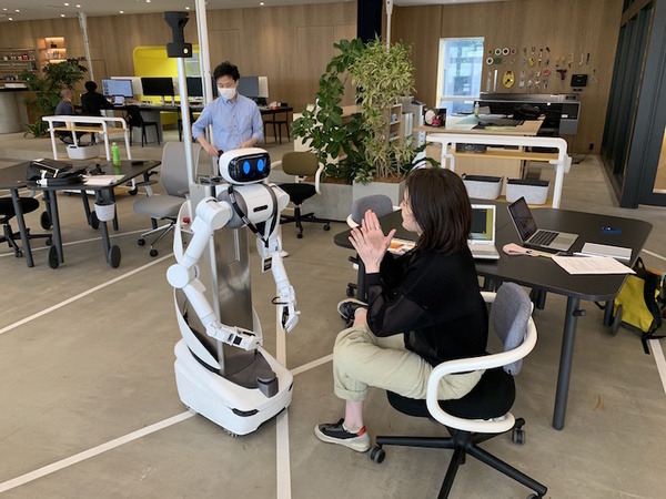 高校生がアバターロボット「ugo R」を愛知県から遠隔操作してインターン　都内のオフィスで英会話をしながら職業体験