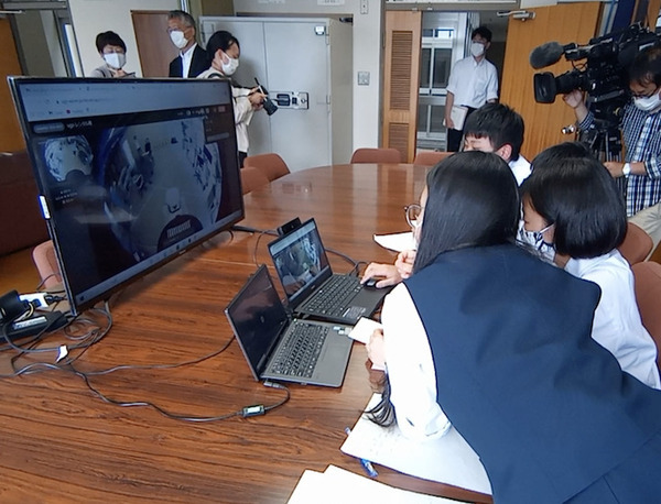 高校生がアバターロボット「ugo R」を愛知県から遠隔操作してインターン　都内のオフィスで英会話をしながら職業体験