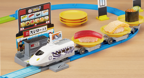 プラレールとスシローがコラボ　本物のお寿司を乗せて運べる新車両「すし特急おまち」や「スシローえき」が登場、CM動画も公開