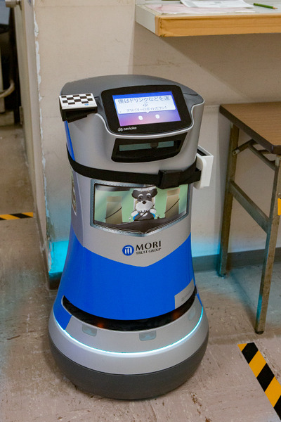 QBITと森トラストがロボットアームと複数の自動搬送ロボットで「館内の配送・集荷業務の自動化」実証実験　エレベータや自動ドアと連携