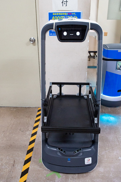 QBITと森トラストがロボットアームと複数の自動搬送ロボットで「館内の配送・集荷業務の自動化」実証実験　エレベータや自動ドアと連携