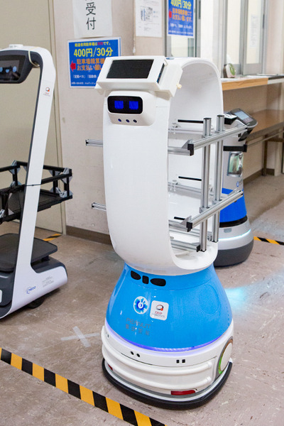 QBITと森トラストがロボットアームと複数の自動搬送ロボットで「館内の配送・集荷業務の自動化」実証実験　エレベータや自動ドアと連携