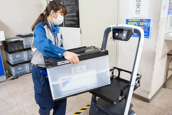 QBITと森トラストがロボットアームと複数の自動搬送ロボットで「館内の配送・集荷業務の自動化」実証実験　エレベータや自動ドアと連携