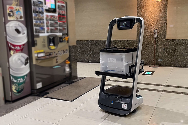 QBITと森トラストがロボットアームと複数の自動搬送ロボットで「館内の配送・集荷業務の自動化」実証実験　エレベータや自動ドアと連携