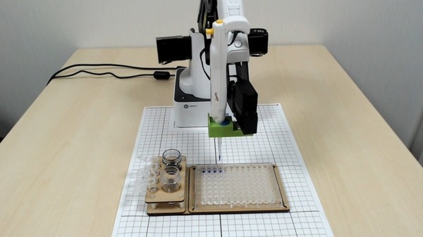 STEM教育向けロボットアーム「Dobot Magician」が分注作業を自動化 実証機をGRIPS、アイカムス・ラボらが開発
