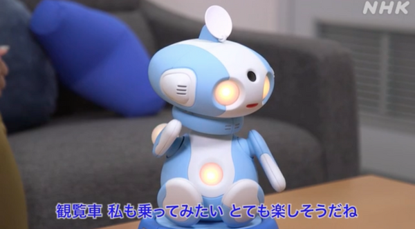 複数人でテレビ視聴をする時の「楽しさ」を与える「テレビ視聴ロボット」とは NHKの「技研公開2021」で公開