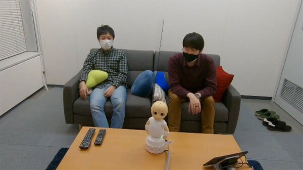 複数人でテレビ視聴をする時の「楽しさ」を与える「テレビ視聴ロボット」とは NHKの「技研公開2021」で公開