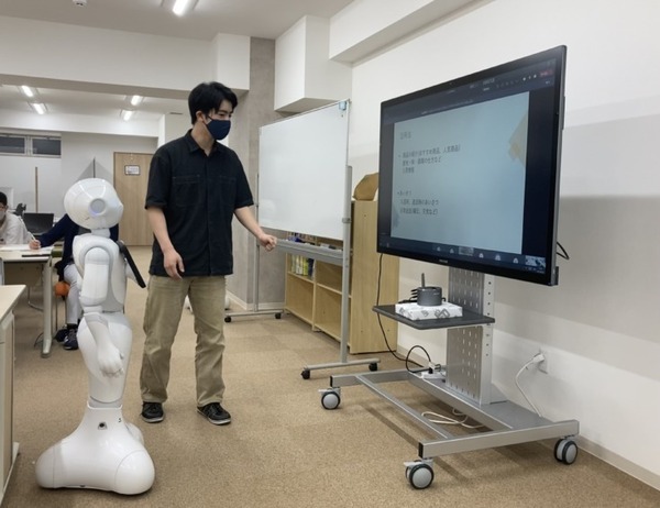 人型ロボット「Pepper」を人気店員へと育成せよ ガモールマルシェを舞台に大正大学の学生が挑戦