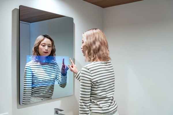 ホテルのミラーに天気予報や旅行情報を表示　Sanko IBのタッチパネル式スマートミラーを客室に導入