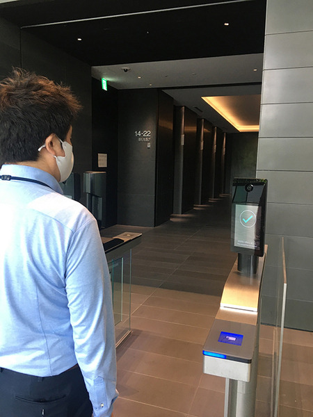 NEC、マスクを着けたまま本人認証できる「ウォークスルー顔認証入退場システム」丸紅の新本社ビルで稼働中　約4千名を対象