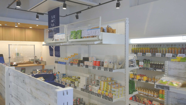 無人コンビニ「ロボットマート八丁堀店」ダイドーの「昇降物品棚」を使用開始 電力を用いない店舗に優しい改善アイテム