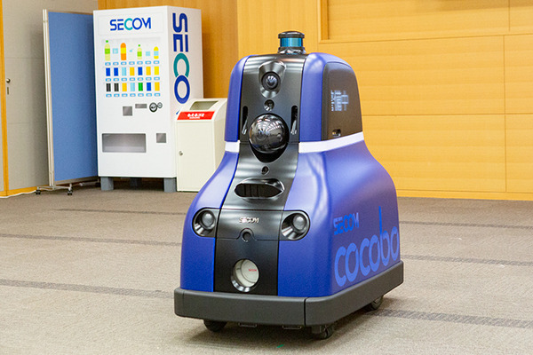 巡回だけでなく不審者の威嚇も！セコムが新型AIセキュリティロボット「cocobo」(ココボ)を発表　デザインは「LOVOT」の根津氏