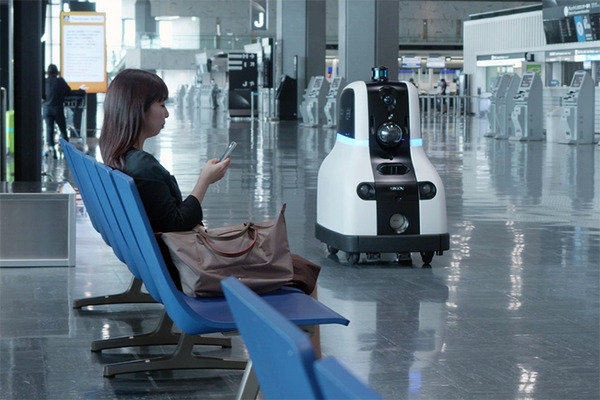 巡回だけでなく不審者の威嚇も！セコムが新型AIセキュリティロボット「cocobo」(ココボ)を発表　デザインは「LOVOT」の根津氏