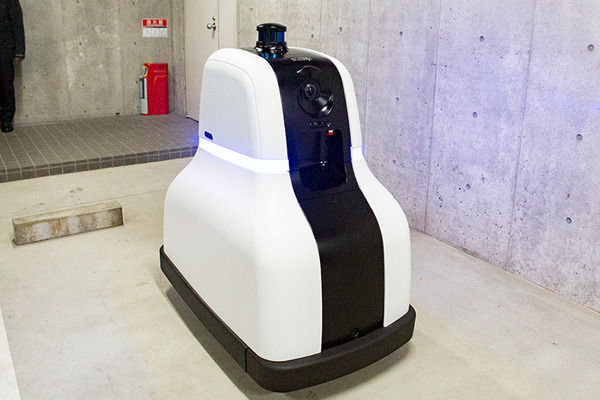 巡回だけでなく不審者の威嚇も！セコムが新型AIセキュリティロボット「cocobo」(ココボ)を発表　デザインは「LOVOT」の根津氏