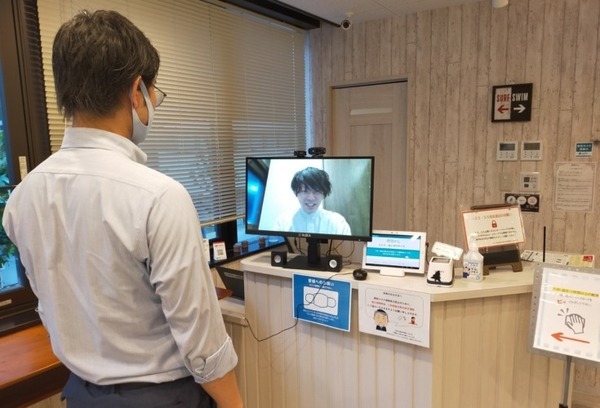 勉強カフェ「吹田江坂スタジオ」に遠隔接客サービス「RURA」導入 内覧受付時間2.8倍へ 受付業務をリモートで対応