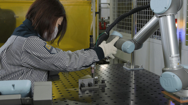 藤田ワークス 溶接と金属プレス加工機への投入作業に協働ロボット「UR5」を導入 溶接技術の習得期間を数か月に短縮し、作業効率も向上