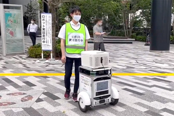 【日本初】自動運転ロボットも信号を守って走行します！ソフトバンクと佐川急便が公道でロボットと信号機の連携実験に成功