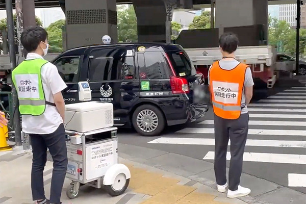 【日本初】自動運転ロボットも信号を守って走行します！ソフトバンクと佐川急便が公道でロボットと信号機の連携実験に成功
