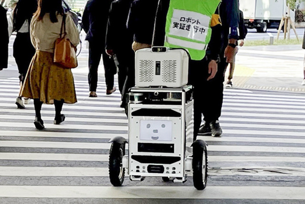 【日本初】自動運転ロボットも信号を守って走行します！ソフトバンクと佐川急便が公道でロボットと信号機の連携実験に成功