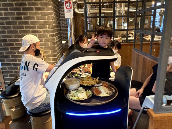 「岩塩熟成ジンギスカンぼんた」がネコ型配膳ロボット「BellaBot」を導入　コロナ禍に対応した業務改革