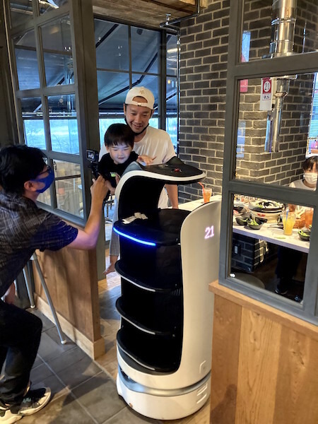 「岩塩熟成ジンギスカンぼんた」がネコ型配膳ロボット「BellaBot」を導入　コロナ禍に対応した業務改革