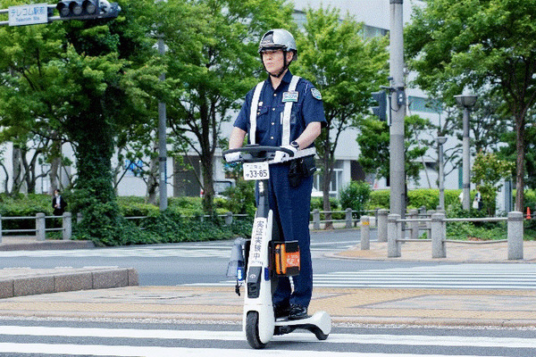 セコムがトヨタと連携、パーソナルモビリティで公道巡回警備の実証運用を開始　警備業界のEVモビリティ導入のメリットとは