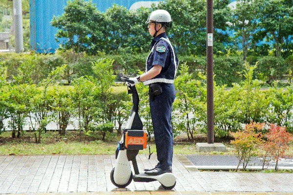 セコムがトヨタと連携、パーソナルモビリティで公道巡回警備の実証運用を開始　警備業界のEVモビリティ導入のメリットとは