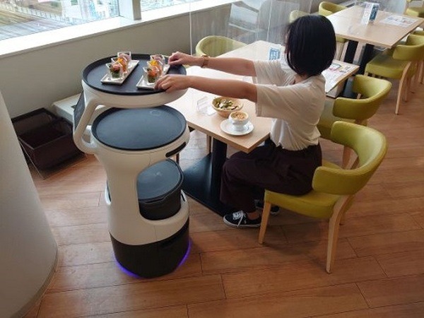 スマートフォンで注文した料理をServiがお届け「ホテル京阪 京橋 グランデ」オーダーバイキングに配膳ロボットを導入