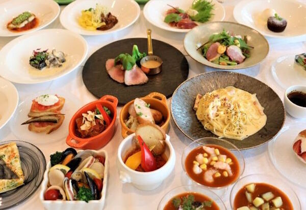 スマートフォンで注文した料理をServiがお届け「ホテル京阪 京橋 グランデ」オーダーバイキングに配膳ロボットを導入