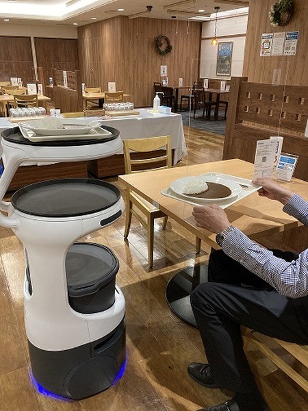スマートフォンで注文した料理をServiがお届け「ホテル京阪 京橋 グランデ」オーダーバイキングに配膳ロボットを導入