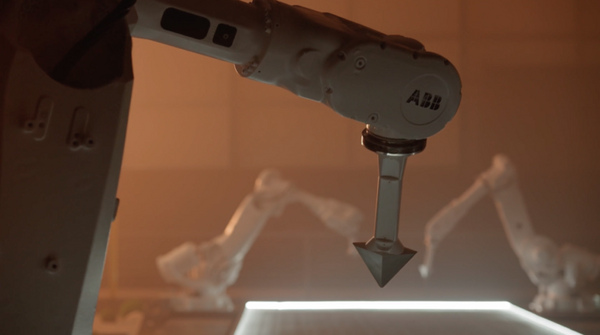 アームロボットがアスリートの動きを巨大キャンバスに描き出す アート作品「ザ・コンスタント・ガーデナーズ」上野公園で展示