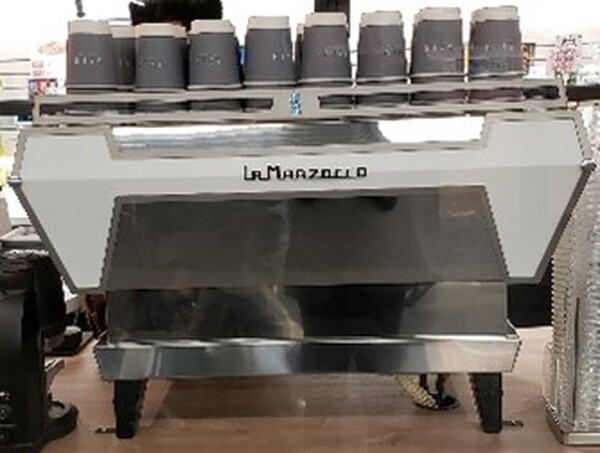 未来型AIカフェ『AZLM CONNECTED CAFE』ついにオープン！ Alexaで音声注文やロボットのパーソナル診断などを体験可能