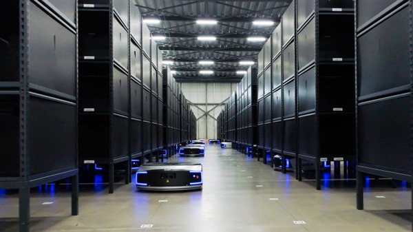 三菱倉庫のEC向け物流センター「SharE Center misato」が自律運転の棚搬送ロボットを50台採用　ギークプラス