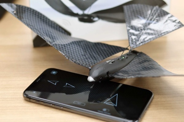 「まるで本物の鳥！」100円玉2枚分の超軽量の鳥型ドローン「MetaBird」 バイオミティクス技術で羽根の動きをリアルに再現