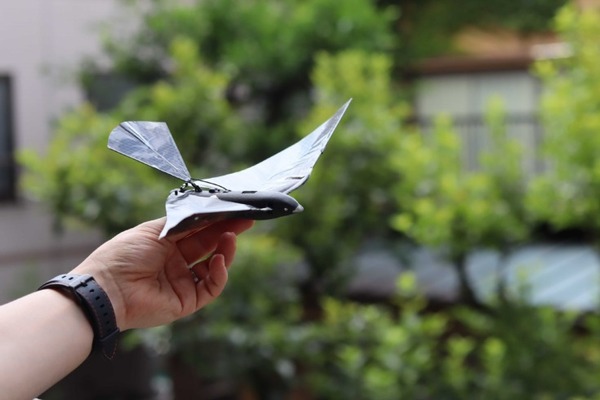 「まるで本物の鳥！」100円玉2枚分の超軽量の鳥型ドローン「MetaBird」 バイオミティクス技術で羽根の動きをリアルに再現
