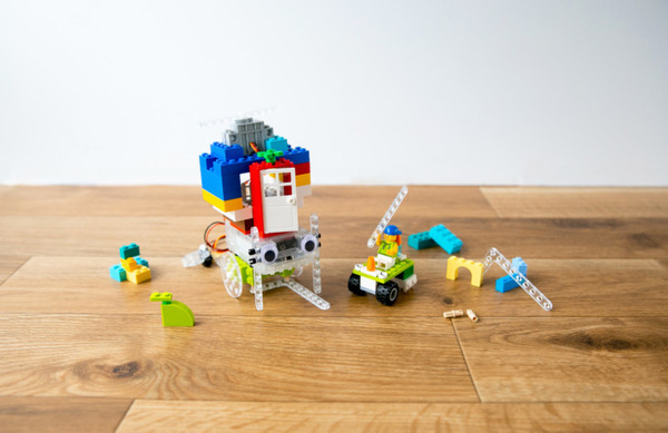 パチッとはめてロボットを作れる「ユカイなパチパチブロックキット」8月5日に新発売 教育機関向けに先行レンタルを実施