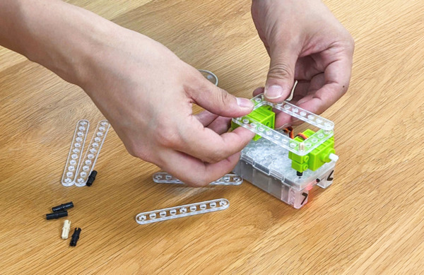 パチッとはめてロボットを作れる「ユカイなパチパチブロックキット」8月5日に新発売 教育機関向けに先行レンタルを実施