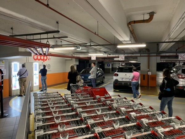 オンラインとスーパーマーケットのハイブリッド　商品は駐車場でロッカーから受け取り　キオスクにはZyBridタッチセンサーを採用