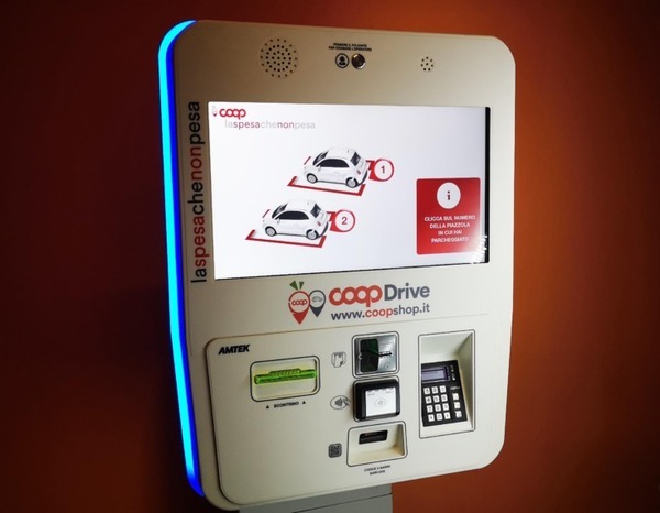 オンラインとスーパーマーケットのハイブリッド　商品は駐車場でロッカーから受け取り　キオスクにはZyBridタッチセンサーを採用