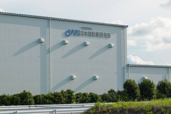 AIが左側方の歩行者や自転車、急な割り込みを検知 大型トラック用安全AIカメラシステム「ACSL-0003」日本自動車研究所でテスト