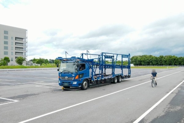 AIが左側方の歩行者や自転車、急な割り込みを検知 大型トラック用安全AIカメラシステム「ACSL-0003」日本自動車研究所でテスト