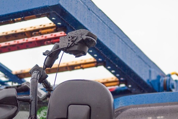 AIが左側方の歩行者や自転車、急な割り込みを検知 大型トラック用安全AIカメラシステム「ACSL-0003」日本自動車研究所でテスト