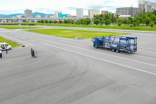 AIが左側方の歩行者や自転車、急な割り込みを検知 大型トラック用安全AIカメラシステム「ACSL-0003」日本自動車研究所でテスト