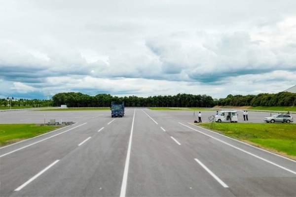 AIが左側方の歩行者や自転車、急な割り込みを検知 大型トラック用安全AIカメラシステム「ACSL-0003」日本自動車研究所でテスト