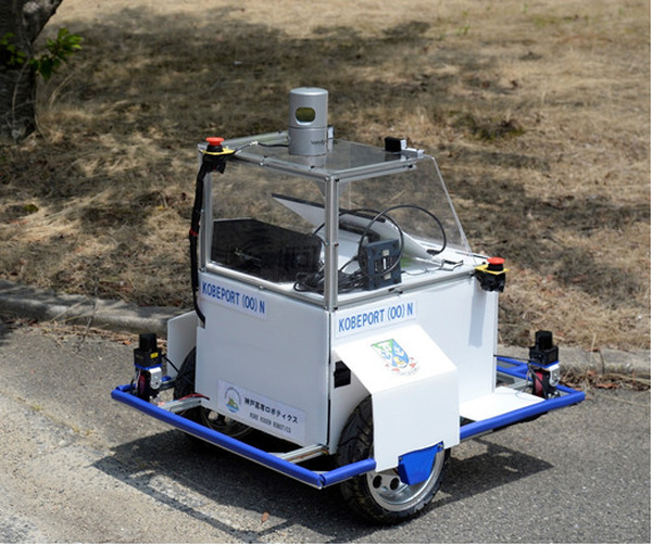 神戸高専の学生が製作した散水ロボットを「第20回 Kobe Love Port・みなとまつり」でお披露目 異常高温対策の一翼を担う