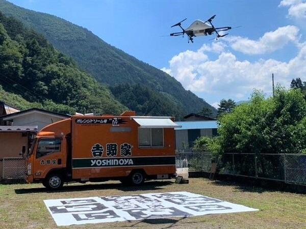 「空飛ぶ牛丼」ドローンで住民に提供　約15～20分間隔、4ルートを計6回飛行　吉野家とエアロネクスト