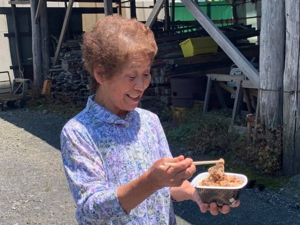 「空飛ぶ牛丼」ドローンで住民に提供　約15～20分間隔、4ルートを計6回飛行　吉野家とエアロネクスト
