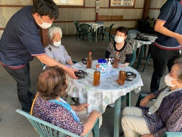 「空飛ぶ牛丼」ドローンで住民に提供　約15～20分間隔、4ルートを計6回飛行　吉野家とエアロネクスト