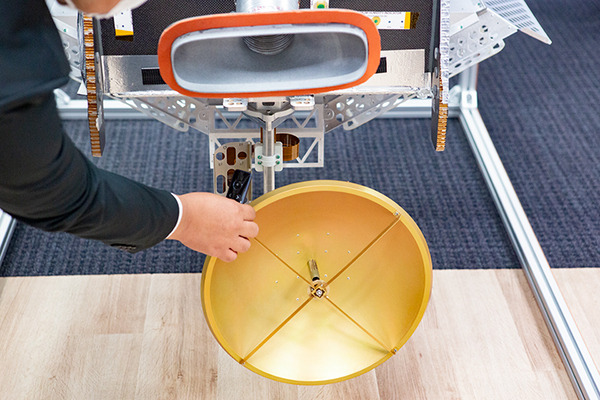 空飛ぶ通信基地局「HAPS」の最新技術「Beyond 5G／6G」最前線　ソフトバンクがペイロード内部を初公開